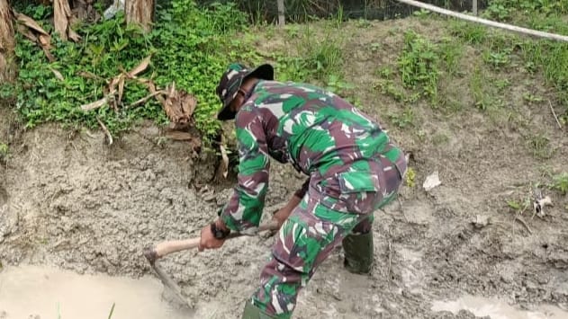 Satgas TMMD Bojonegoro Gali Tanah Untuk Pembuatan Saluran Drainase Drainase