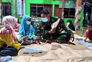 Satgas TMMD Bojonegoro Dampingi Belajar Anak-Anak Ngrancang