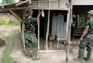 Gunakan Peralatan Seadanya, Satgas TMMD Bojonegoro Bongkar Sasaran Pembangunan Rumah