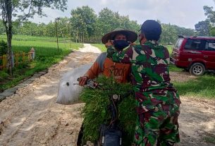 Satgas TMMD Bojonegoro Bantu Pasangkan Masker Warga Pengguna Jalan