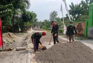 Kompak, Warga dan Satgas TMMD 110 Bojonegoro Ratakan Material Jalan