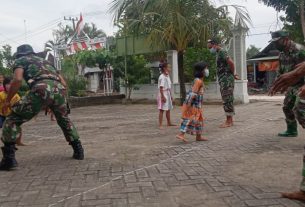 Keseruan Satgas TMMD Bojonegoro Bermain Dengan Anak-Anak