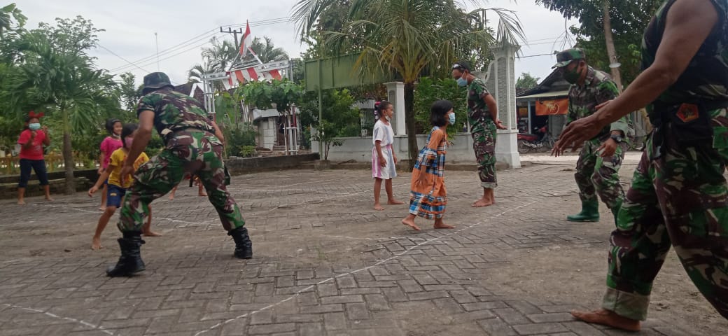 Keseruan Satgas TMMD Bojonegoro Bermain Dengan Anak-Anak