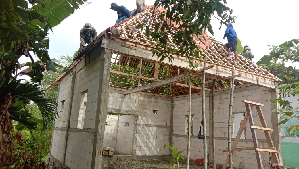 Usai Laksanakan Program TMMD Bojonegoro, TNI Bantu Naikkan Genteng Mushola Kramanan