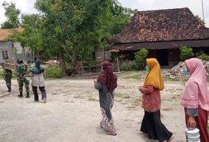 Antar Makan Untuk Satgas TMMD Bojonegoro, Ini Yang Dilakukan Wanita TNI