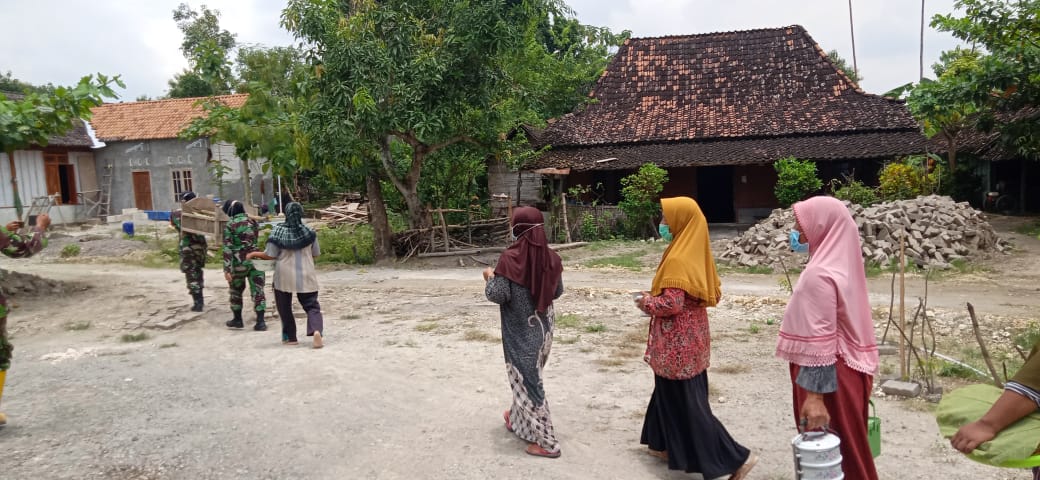 Antar Makan Untuk Satgas TMMD Bojonegoro, Ini Yang Dilakukan Wanita TNI