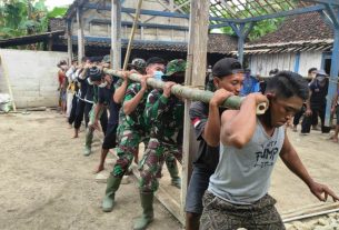 Satgas TMMD Bojonegoro Gotong-Royong Angkat Rumah Aladin