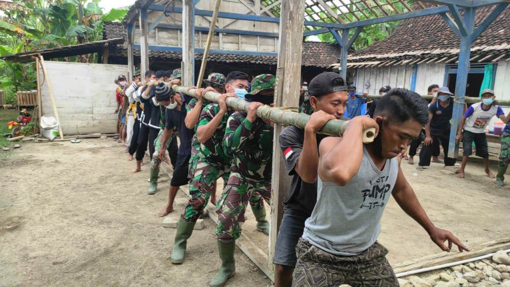 Satgas TMMD Bojonegoro Gotong-Royong Angkat Rumah Aladin