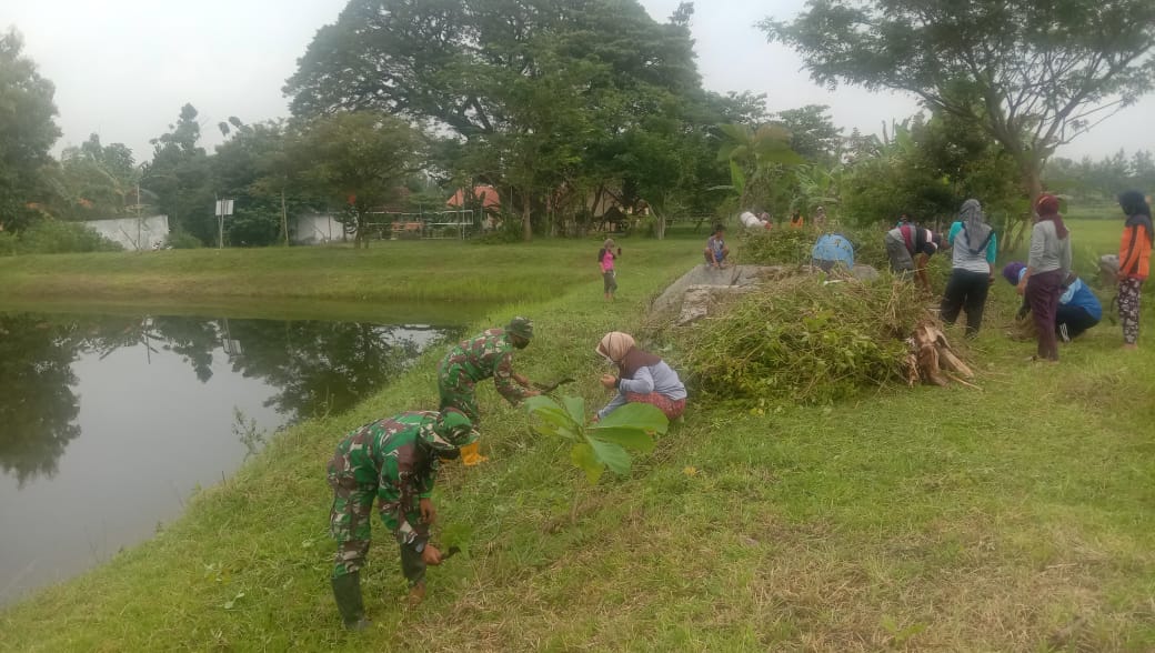 Tumpuan Warga Saat Kemarau, Embung Dilokasi Sasaran TMMD Bojonegoro Dibersihkan