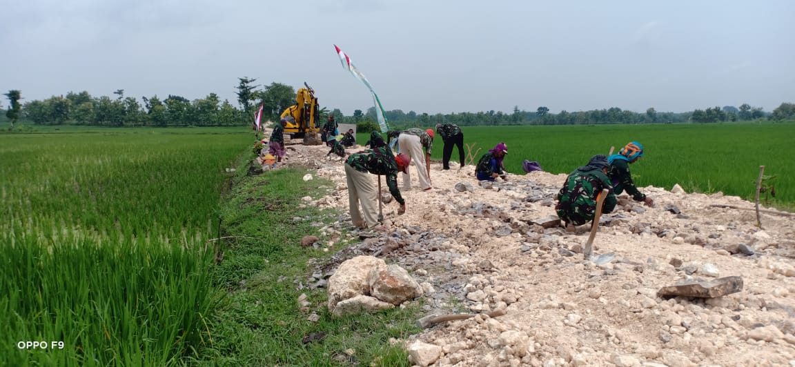 Pedel Urung Perbaikan Jalan Aspal Sasaran TMMD Bojonegoro Dipadatkan