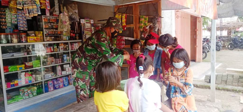 Satgas TMMD Bojonegoro Bagikan Jajan Kepada Anak-Anak