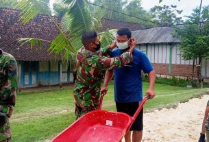 Masyarakat Sasaran Program TMMD Bojonegoro Dapat Masker