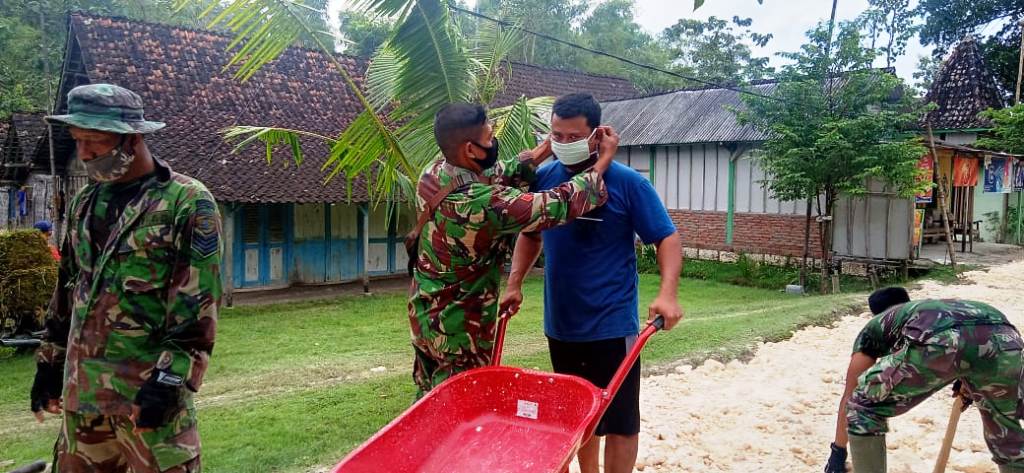 Masyarakat Sasaran Program TMMD Bojonegoro Dapat Masker