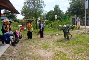 Satgas TMMD Bojonegoro Dan Warga Bersih-Bersih Area Pos Paud
