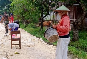 Begini Semangat Murniatin Bantu Satgas TMMD Bojonegoro Perbaikan Jalan