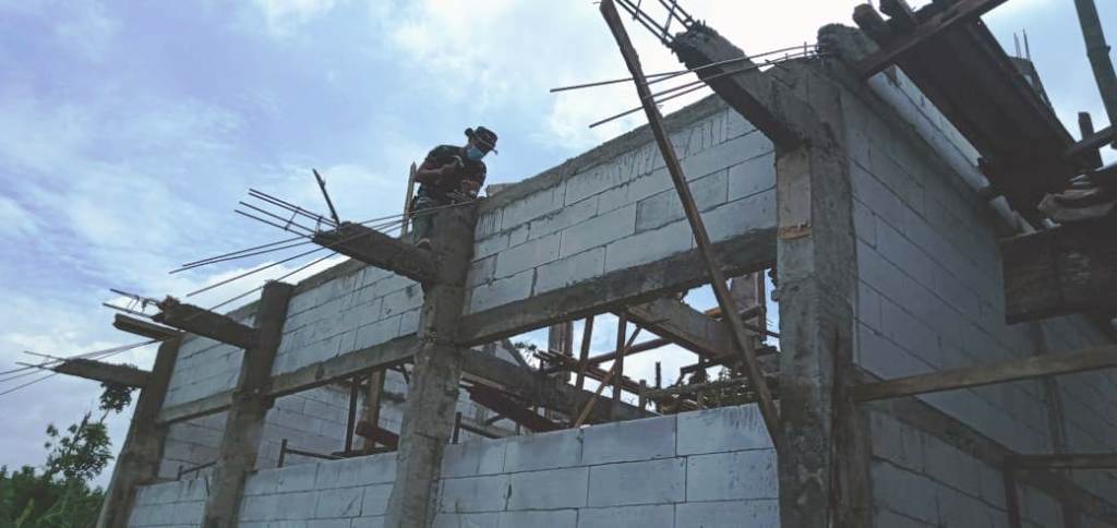 Satgas TMMD Bojonegoro Cor Ring Atas Dinding Gedung SDN Ngrancang IV