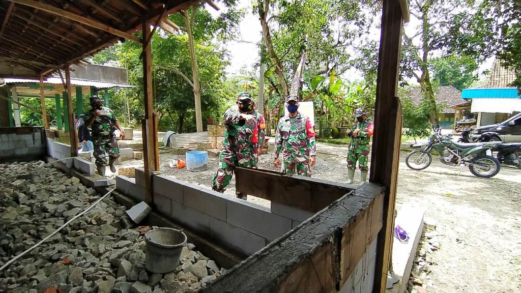 Dansatgas Kunjungi Penerima Manfaat Renovasi Aladin TMMD Bojonegoro