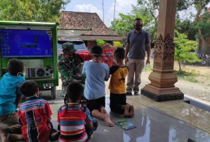 Dansatgas TMMD Kodim Bojonegoro, Berbagi Keceriaan Dengan Anak-Anak Nglambangan