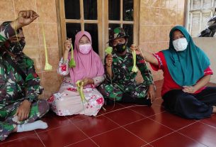 Dibantu Satgas TMMD Bojonegoro Buat Ketupat, Ini Kata Marni