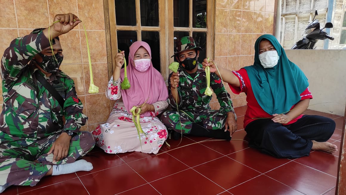 Dibantu Satgas TMMD Bojonegoro Buat Ketupat, Ini Kata Marni