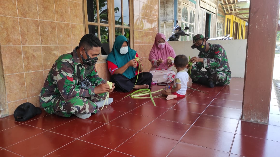 Gumbrekan, Satgas TMMD Bojonegoro Bersama Warga Buat Ketupat