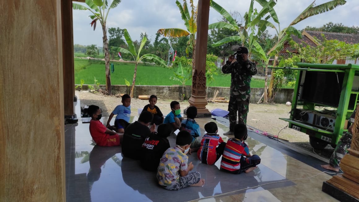 Edukasi Kesehatan Anak-Anak Jatimulyo, Upaya Satgas TMMD Bojonegoro Cegah Paparan Covid-19