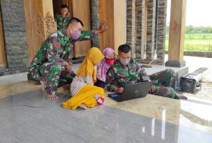 Agar Tidak Gaptek, Satgas TMMD Kodim Bojonegoro Ajari Anak-Anak Operasikan Laptop