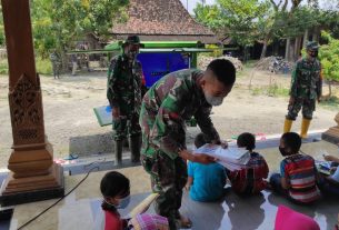 Peduli Pendidikan, Satgas TMMD Kodim Bojonegoro Sokong Buku Bacaan