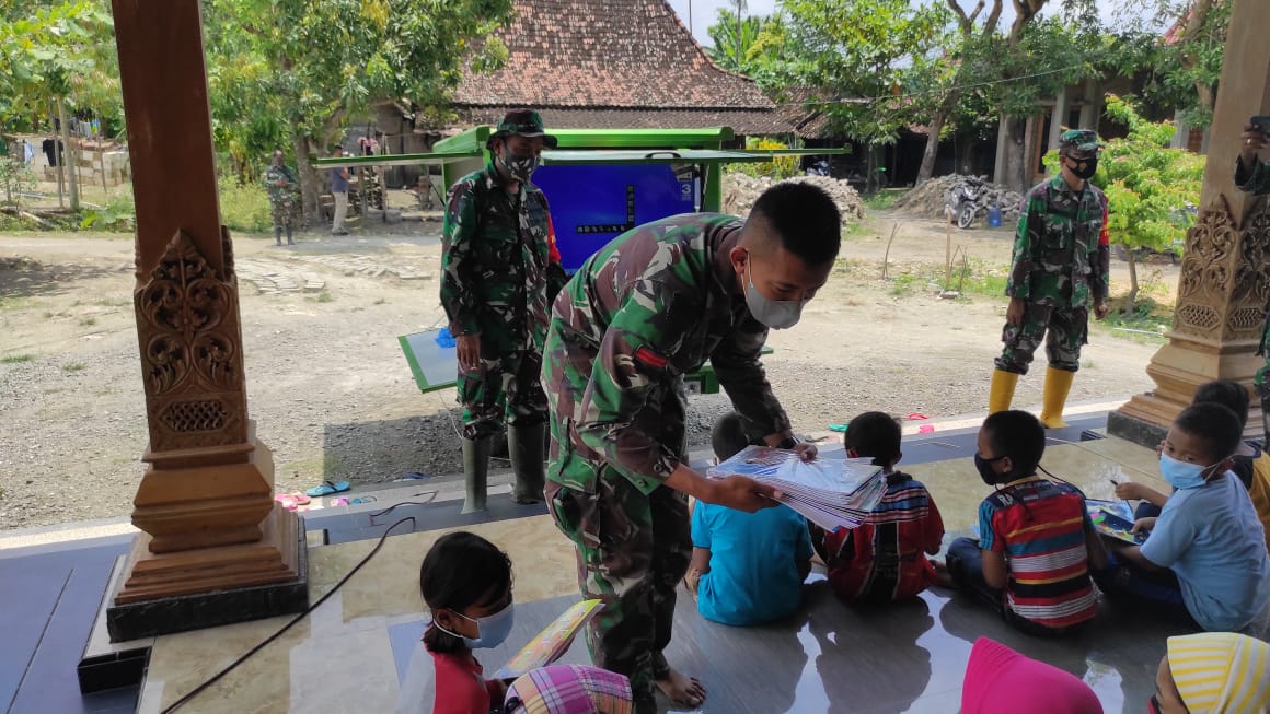 Peduli Pendidikan, Satgas TMMD Kodim Bojonegoro Sokong Buku Bacaan