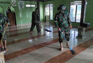 Rutinitas, Satgas TMMD Bojonegoro Bersihkan Masjid Desa Ngrancang