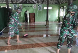 Ciptakan Lingkungan Ibadah Nyaman, Satgas TMMD Bojonegoro Getol Bersih Bersih Masjid Al Munir