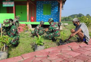 Satgas TMMD Bojonegoro Bersama Masyarakat Kerja Bakti Bersihkan Lingkungan Posko PPKM Skala Mikro