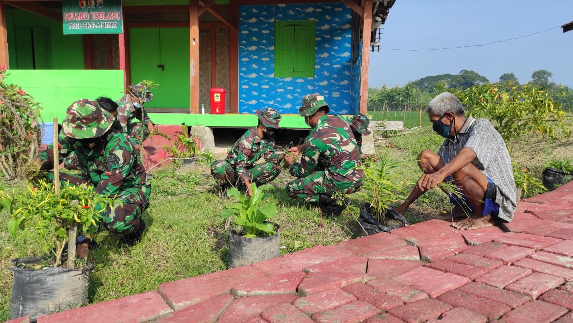 Satgas TMMD Bojonegoro Bersama Masyarakat Kerja Bakti Bersihkan Lingkungan Posko PPKM Skala Mikro