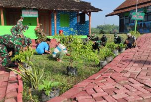 Area Posko PPKM Mikro Satgas TMMD Bojonegoro Dibersihkan Satgas Bersama Warga