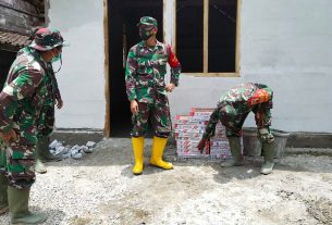 Dansatgas TMMD Bojonegoro Turun Tangan Bantu Angkat Keramik Bangun Rumah Aladin