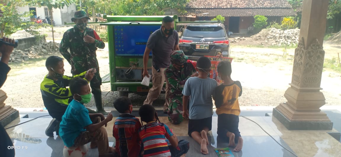 Sambangi Anak-Anak Jatimulyo, Ini Kata Kades Dengan Kehadiran SI MOKOS TMMD Bojonegoro