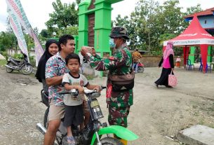 Melintas Dilokasi TMMD Bojonegoro Tak Bermasker, Satgas Berikan Masker