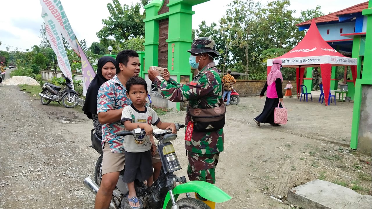 Melintas Dilokasi TMMD Bojonegoro Tak Bermasker, Satgas Berikan Masker