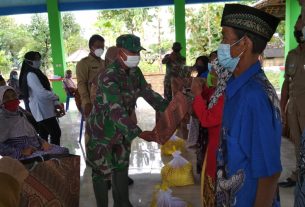 Masyarakat Lanjut Usia Dapat Bantuan Program TMMD Bojonegoro