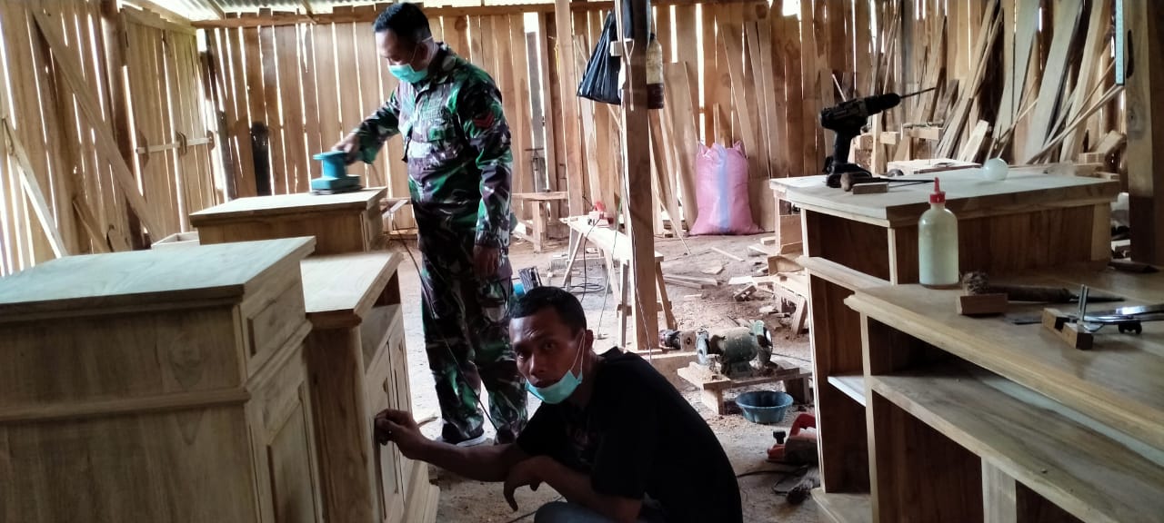 Ajak Berinovasi, Satgas TMMD Bojonegoro Datangi Tukang Kayu Ngrancang