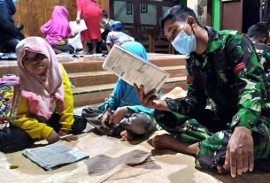 Satgas TMMD Bojonegoro Berikan Les Privat Anak-Anak Jatimulyo