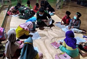 Penuh Kesabaran, Satgas TMMD Bojonegoro Ajari Anak-Anak Ngrancang Belajar Bersama