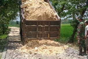 Droping Material Batu, Terus Dilakukan Pengaspalan Jalan TMMD Bojonegoro Di Jatimulyo