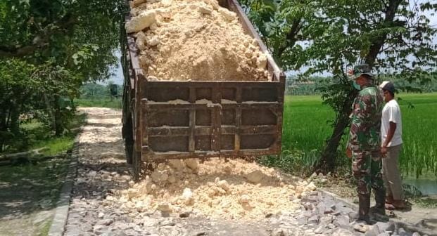 Droping Material Batu, Terus Dilakukan Pengaspalan Jalan TMMD Bojonegoro Di Jatimulyo