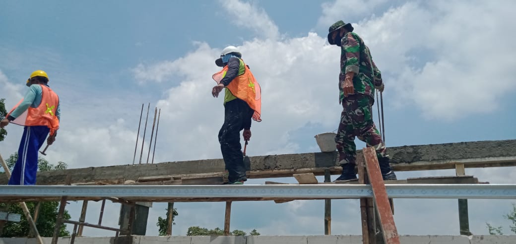 Sasaran TMMD Bojonegoro, Proses Kerangka Atap Gedung Sekolah Di Ngrancang