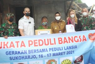 Okan Kornelius bersama Yayasan Yukata Peduli Gandeng Kodim 0726/Sukoharjo bagi-bagi Kasur kepada Lansia