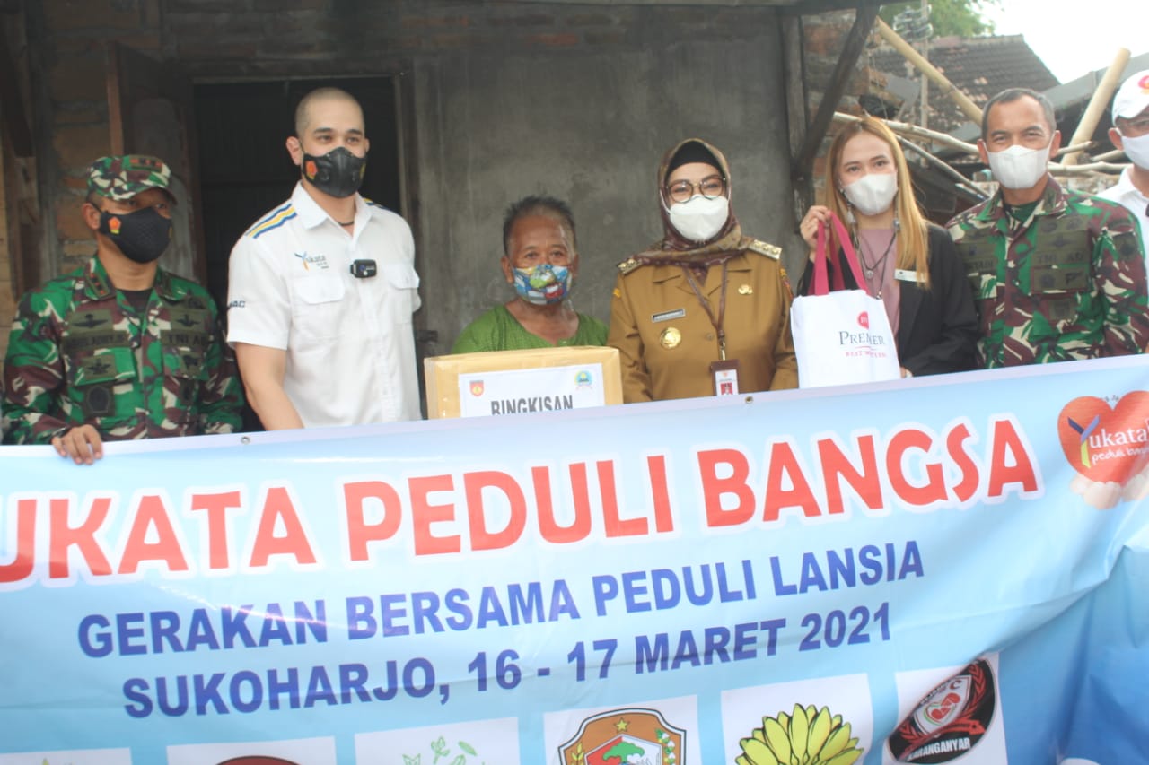 Okan Kornelius bersama Yayasan Yukata Peduli Gandeng Kodim 0726/Sukoharjo bagi-bagi Kasur kepada Lansia