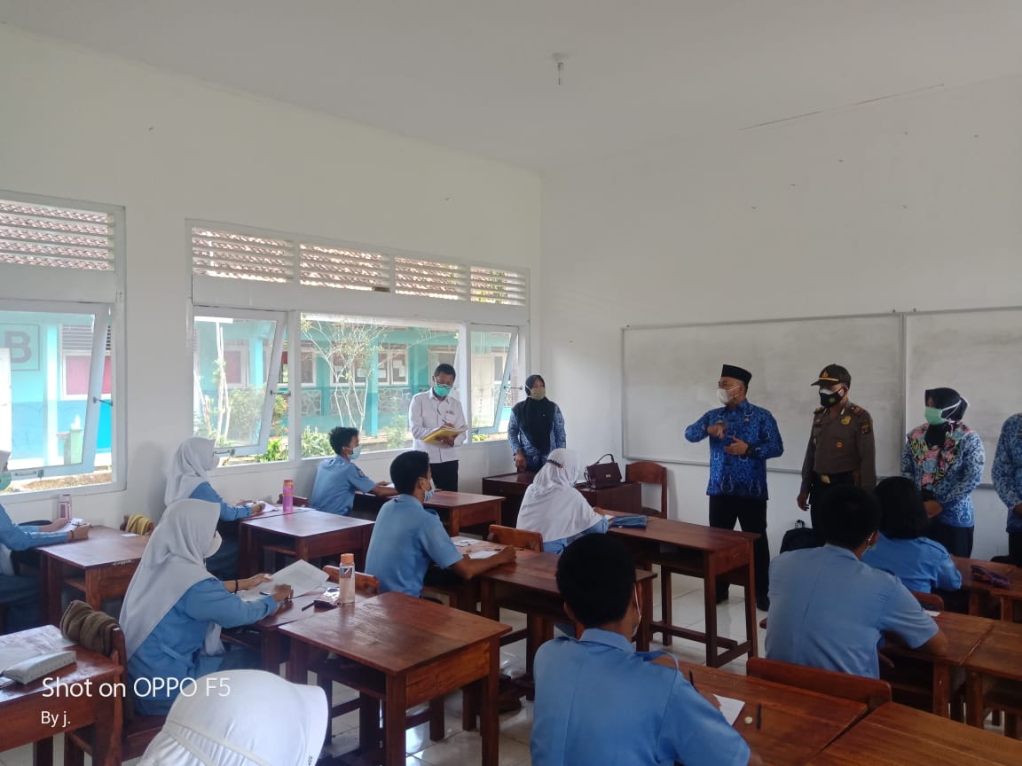 Satgas covid 19 Kecamatan Kotabumi Utara Tinjau Proses KBM Tatap Muka di SMAN 2 Kotabumi
