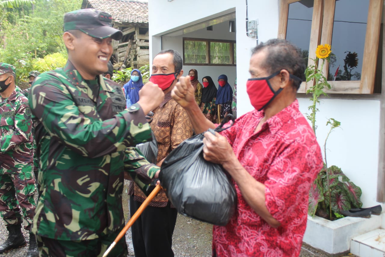 Katim Wasev PJO TMMD Reguler Ke-110 Berikan Sembako Kepada Warga Brenggolo