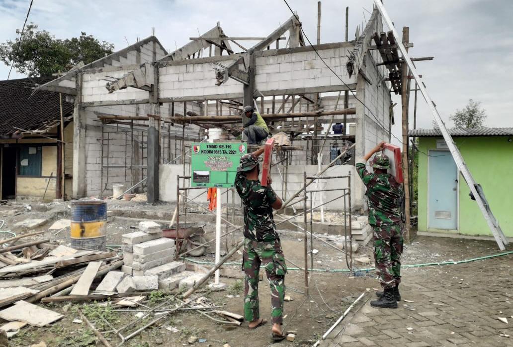 Mulai Pasang Keramik, Satgas TMMD Bojonegoro Usung Material Bangun Gedung Sekolah